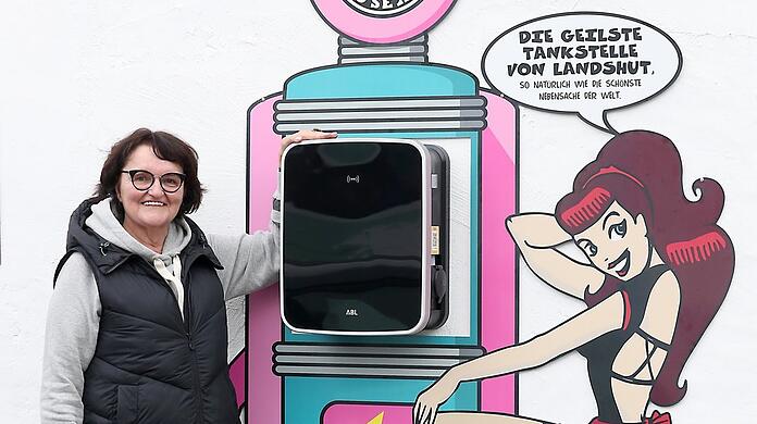 Seniorchefin Manuela Baumgartner präsentiert die neue E-Zapfsäule am Hauptgebäude des Erlebnishotels Lustra. Jeder, der ein E-Auto hat, darf dort kostenlos Strom tanken. Ein Besuch im Lustra ist kein Muss.