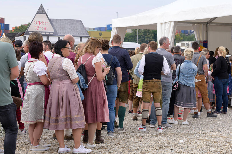 Fans von Andreas Gabalier vor dem Open-Air-Konzert.