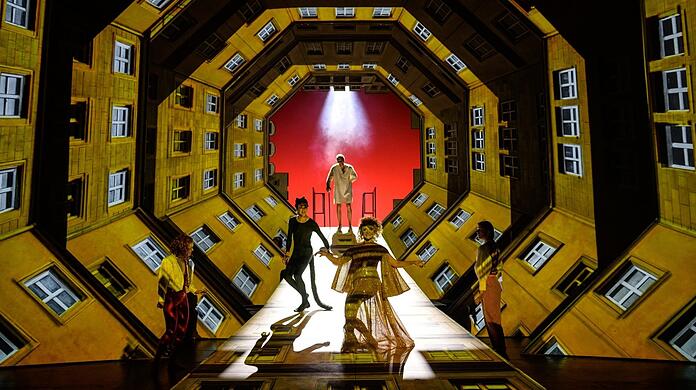 Aus Weimar kommt die Produktion "Der Meister und Margarita" von Regisseurin Luise Voigt ins Volkstheater.