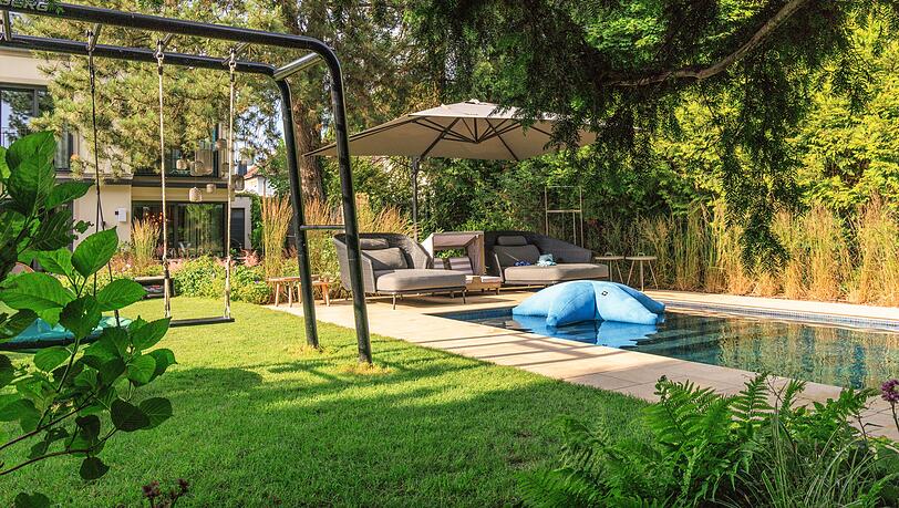 Platz zum Spielen, Terrasse, Lounge und auch noch ein Pool? All das funktioniert auch rund um eine Doppelhaushälfte. Möglich gemacht hat das Martin Oelkers.