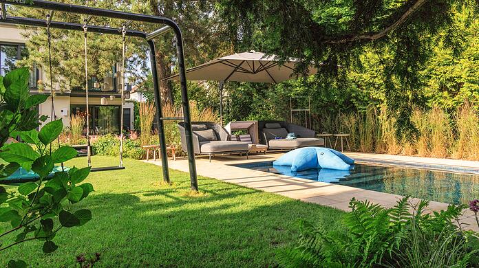 Platz zum Spielen, Terrasse, Lounge und auch noch ein Pool? All das funktioniert auch rund um eine Doppelhaushälfte. Möglich gemacht hat das Martin Oelkers.