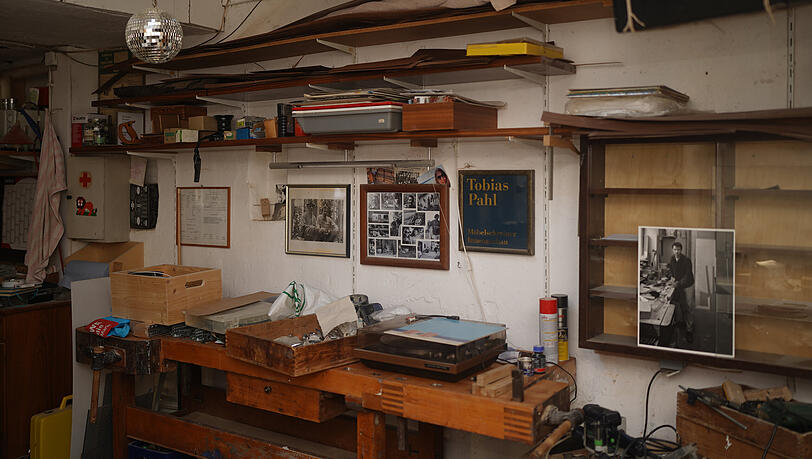 Ein Gang durch die Schreinerei &auml;hnelt dem durch ein Museum. Verschiedenste Dinge erinnern an die vergangenen Jahrzehnte.