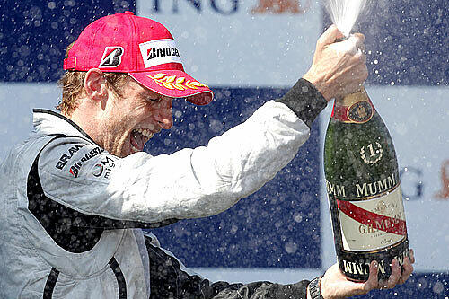 Gute Freunde: Jenson Button und der Champagner