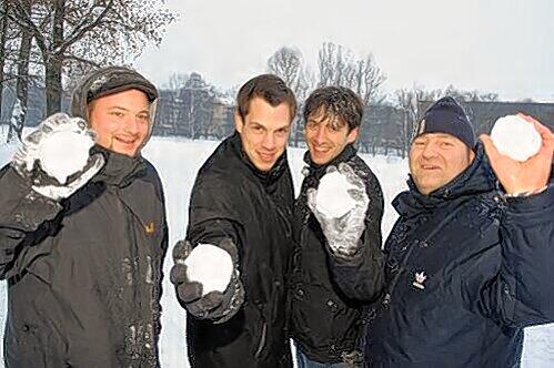 Jakob, Christopher, Christoph und Peter (v. li.) beim Mini-Flashmob &ndash; immerhin hatten sie viel Spaß.