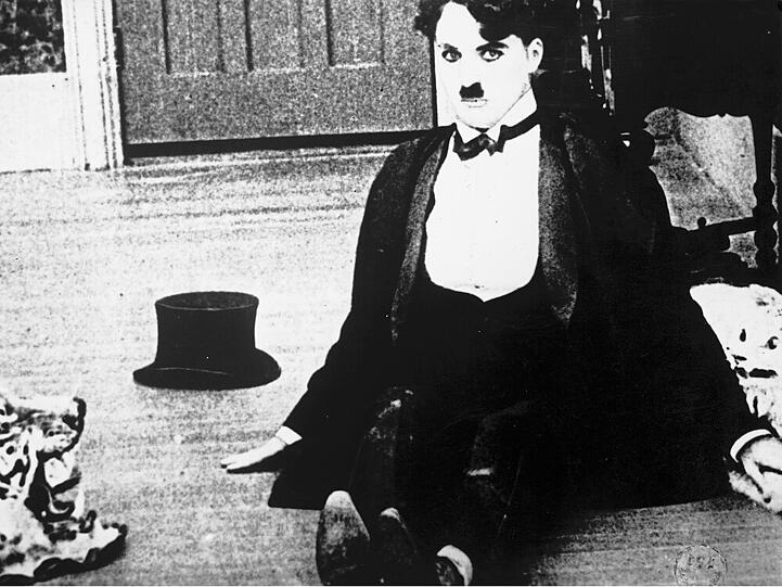Ein Bild aus Charlie Chaplins Film "Ein Uhr nachts" von 1916