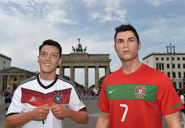 Klone: Im neusten Werbespot von Ronaldos Sponsor Nike tritt er mit Kollegen wie Neymar gegen seine eigenen Klone an und besiegt sie. Überraschender: Neymar und Ronaldo haben am selben Tag Geburtstag: Am 5. Februar.