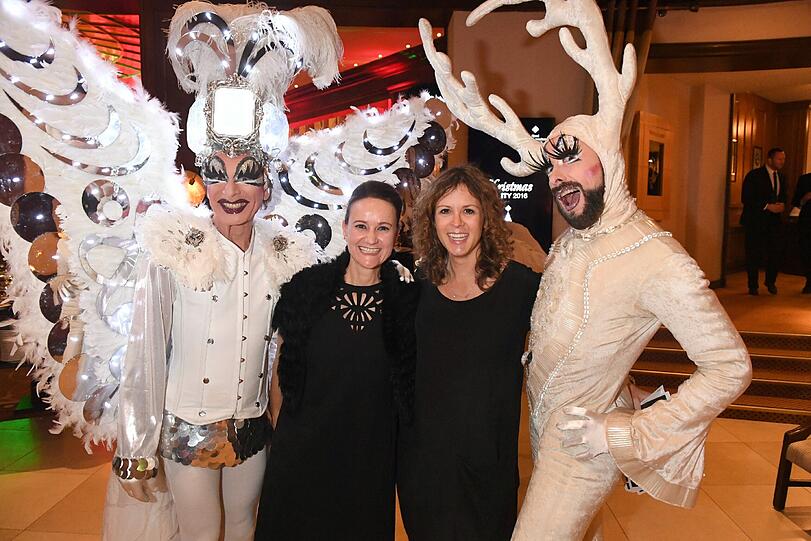 Carolin Grove-Skuballa (r) posiert mit einer Freundin Christmas Party im Hotel Kempinski Vier Jahreszeiten.
