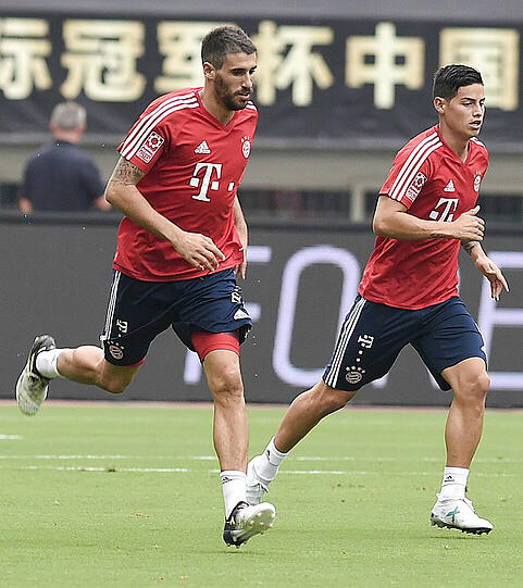 Um 11 Uhr Ortszeit bat Bayern-Trainer Carlo Ancelotti seine Stars auf einem Nebenplatz des Shanghai Stadiums zu einer ersten Einheit, nur wenig beschattet von den Hochhäusern der 24-Millionen-Einwohner-Metropole.