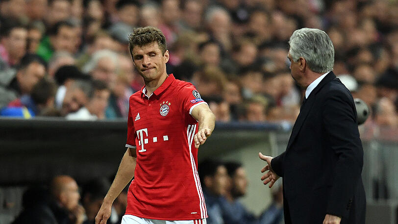 Ancelotti (r.) angesäuert: "Ich bin nicht dumm. Ich weiß, dass er (Thomas Müller, d. Red.) kein Flügelspieler ist."