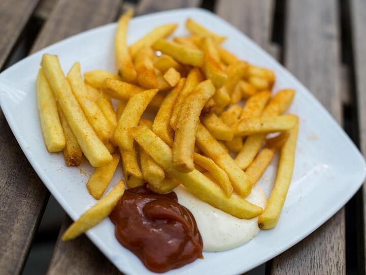 Für Kinder gibt es in Restaurants oft nicht nur kleinere Portionen, sondern auch nicht besonders gesunde Gerichte. Symbolbild: Lukas Schulze