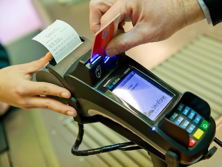 Insgesamt zahlten die Verbraucher 2018 bei ihren Einkäufen gut 209 Milliarden Euro per Karte - 12,4 Milliarden Euro mehr als im Vorjahr.
