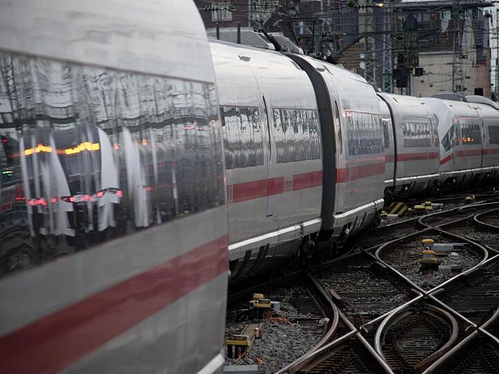 Ein ICE-Zug der Deutschen Bahn fährt in einen Bahnhof ein. Foto: Henning Kaiser/dpa/Archiv
