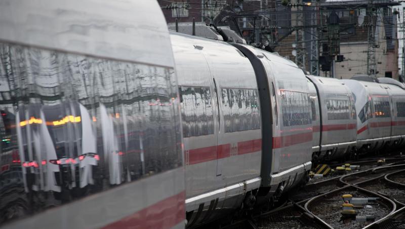 Ein ICE-Zug der Deutschen Bahn fährt in einen Bahnhof ein. Foto: Henning Kaiser/dpa/Archiv Ein ICE-Zug der Deutschen Bahn fährt in einen Bahnhof ein. Foto: Henning Kaiser/dpa/Archiv