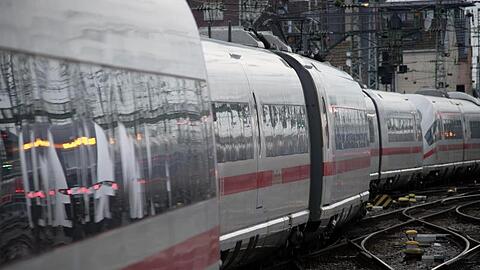 Ein ICE-Zug der Deutschen Bahn fährt in einen Bahnhof ein. Foto: Henning Kaiser/dpa/Archiv