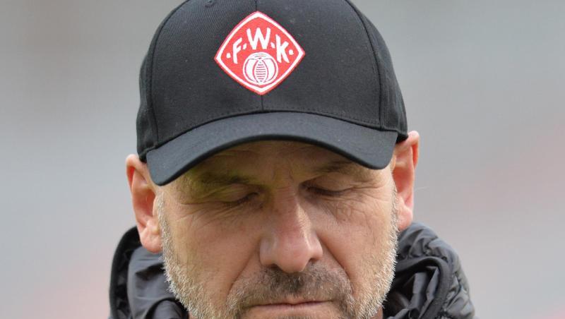 Der Würzburger Trainer Bernhard Trares schließt die Augen.