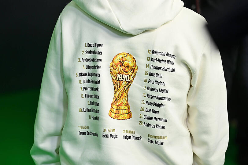 WM-Held Pierre Littbarski verteilte an seine Teamkollegen von damals einen besonderen Hoodie.