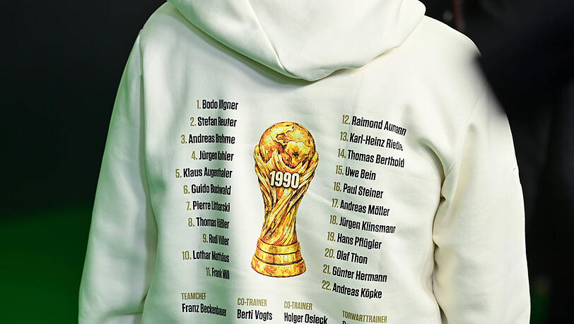WM-Held Pierre Littbarski verteilte an seine Teamkollegen von damals einen besonderen Hoodie.