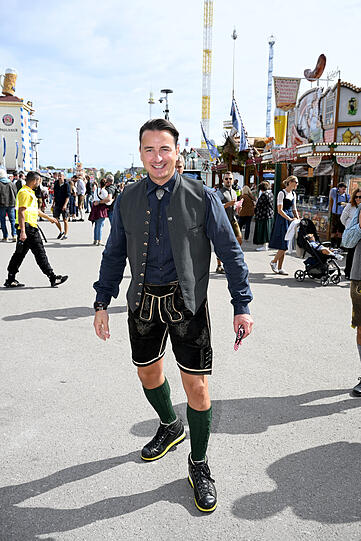 Andreas Gabalier: Der österreichische Volksmusik-Star füllt riesige Stadien. Da war sein Konzert auf der Theresienwiese ja ein Leichtes für ihn. Und klar setzt der Wiesn-Rocker auch beim Outfit auf einen Country-Touch. Ob das passend ist, kann jeder für sich entscheiden. Perfekt gewählt sind zumindest die Hirschlederne und die Weste. Andreas Gabalier: Der österreichische Volksmusik-Star füllt riesige Stadien. Da war sein Konzert auf der Theresienwiese ja ein Leichtes für ihn. Und klar setzt der Wiesn-Rocker auch beim Outfit auf einen Country-Touch. Ob das passend ist, kann jeder für sich entscheiden. Perfekt gewählt sind zumindest die Hirschlederne und die Weste.