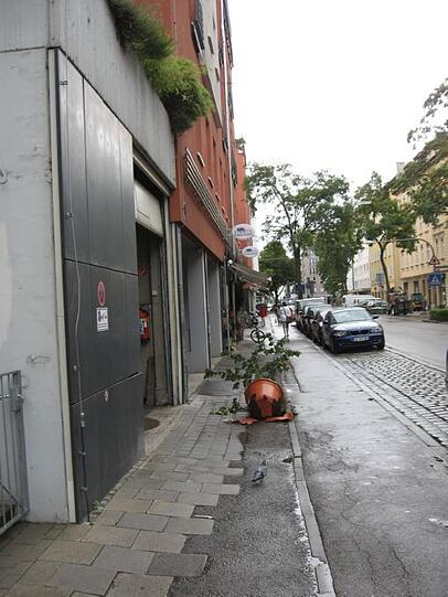 Der Topf stürzte von diesem Balkon aus einer Höhe von etwa vier Metern.