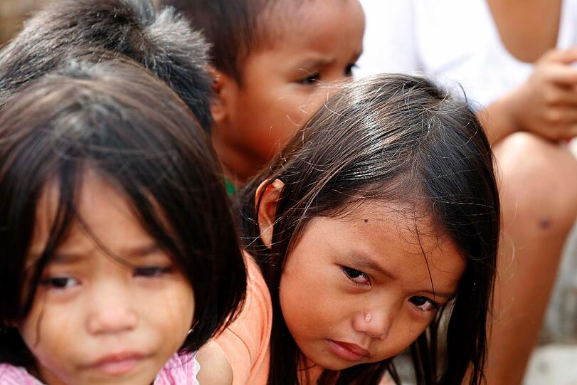 Die Menschen auf den Philippinen stehen vor dem Nichts. Und die Schreckensnachrichten von neuen Stürmen hören nicht auf. Plünderungen sind an der Tagesordnung. Die Menschen kämpfen ums pure Überleben - und gegen Plünderungen.