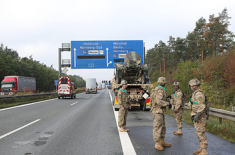 Auf der A6 bei Nürnberg kam es am Montagmorgen zu einem Unfall zwischen einem Lkw und mehreren Fahrzeugen der US Army.