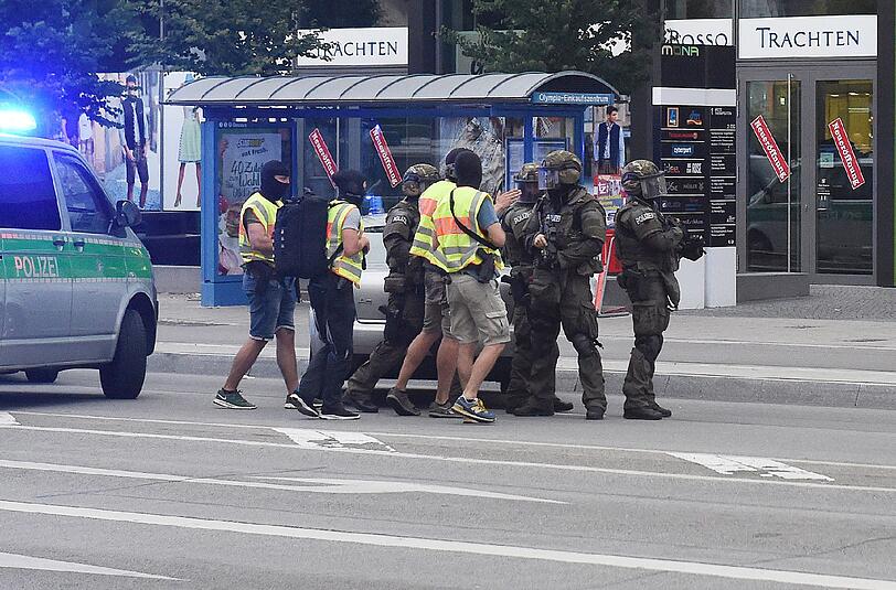 Als Polizisten erkennbar waren diese bewaffneten Einsatzkräfte am 22. Juli. Manche ihrer Kollegen waren zivil unterwegs.