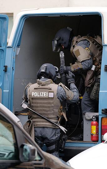Die Polizei durchsuchte in Leipzig mehrere Gebäude. Wie der Sprecher des federführenden Landeskriminalamtes sagte, ging es unter anderem um Verstöße gegen das Waffengesetz sowie Steuerhinterziehung.