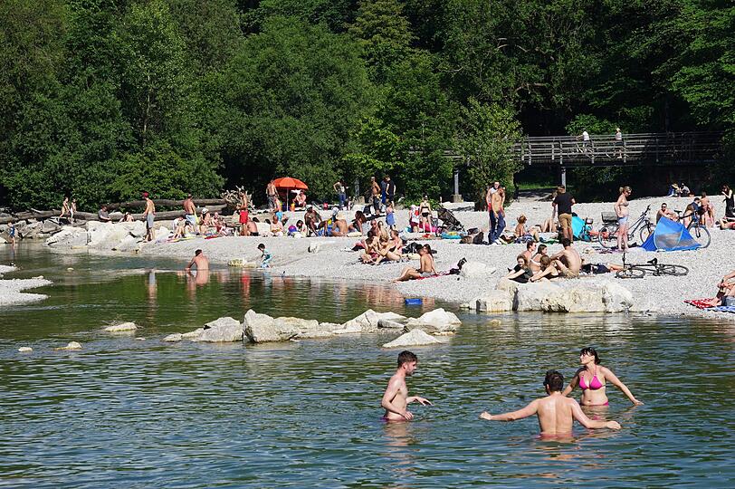 Sonne satt: Münchner geniessen das sonnige Wetter im Flaucher...
