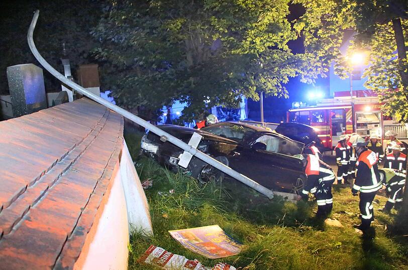 Der 25-Jährige war zunächst in seinem Fahrzeug eingeklemmt und kam dann mit schweren Verletzungen ins Krankenhaus Erding.