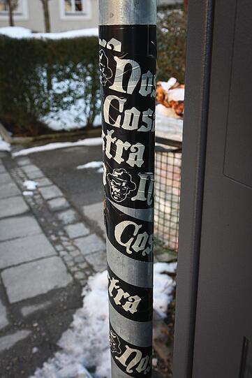 Deshalb reichen der Gruppe auch keine einzelnen Aufkleber. Nein, ein ganzes Klebeband rund um die Straßenpfosten muss es sein.