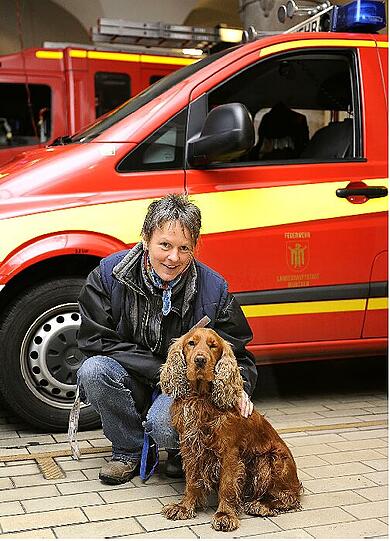 Der Fundhund mit der Feuerwehrlerin: Dieser Cocker Spaniel wurde am Dienstagmorgen auf der Hauptfeuerwache abgegeben.