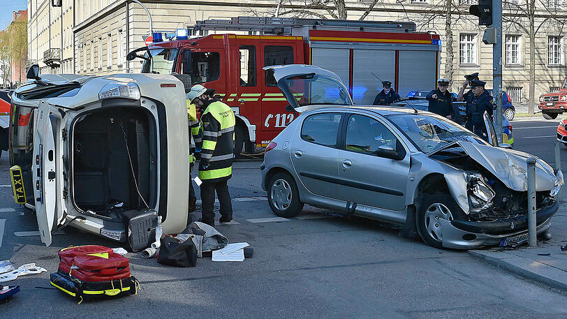 Das Taxi liegt auf der Seite, auch der Peugeot ist stark beschädigt. Ein Bild vom Unfallort.