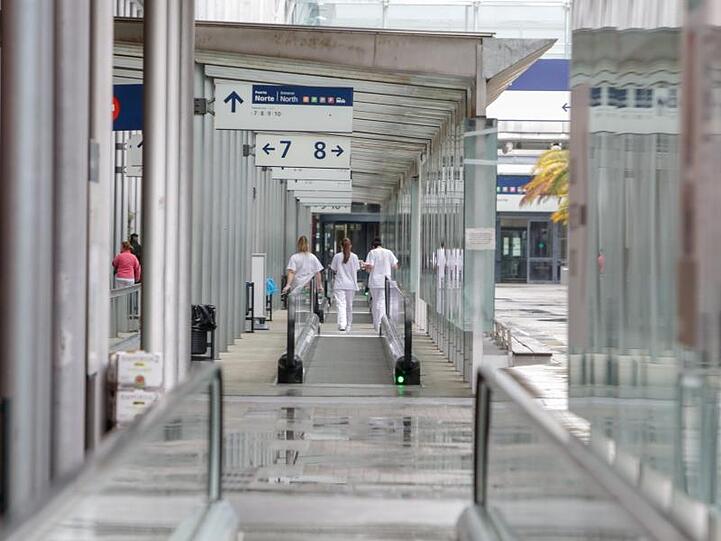 Arbeiterinnen gehen einen Korridor im provisorischen Krankenhaus auf der Madrider Messe entlang.