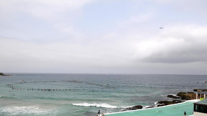 Surfer nehmen an einer Umweltaktion am Bondi Beach teil. In ganz Australien wurde gegen die Pläne des norwegischen Ölkonzerns Equinor protestiert, in den Gewässern vor der Großen Australischen Bucht nach Öl zu bohren. Surfer nehmen an einer Umweltaktion am Bondi Beach teil. In ganz Australien wurde gegen die Pläne des norwegischen Ölkonzerns Equinor protestiert, in den Gewässern vor der Großen Australischen Bucht nach Öl zu bohren.