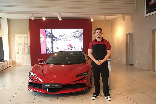 Eron Bytyci, Empfangschef im Ferrari-Showroom: "Mehr Spazierg&auml;nger, das kann auch gut f&uuml;r uns sein.&ldquo;