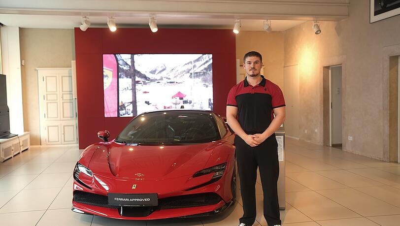 Eron Bytyci, Empfangschef im Ferrari-Showroom: "Mehr Spazierg&auml;nger, das kann auch gut f&uuml;r uns sein.&ldquo;