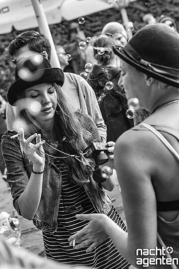 Unter dem Motto IHR WOLLT ES NICHT ANDERS - feierte der Rave Autonimca sein letztes große Open-Air des Jahres, in der Storchenburg, am Ostbahnhof. Mehr Bilder unter: www.nachtagenten.de
