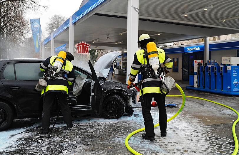 Zum Glück handelt einer der vier Insassen schnell: Er schnappt sich einen Feuerlöscher und bekämpft das Feuer, bis die Feuerwehr da ist.