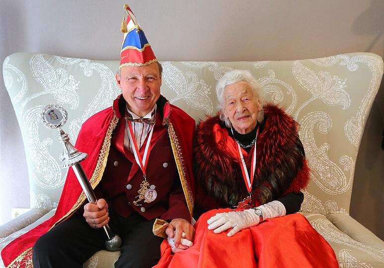 Charlotte Geppert (100) und ihr Sohn Bruno (71) sind das Kemptener Faschings-Prinzenpaar.