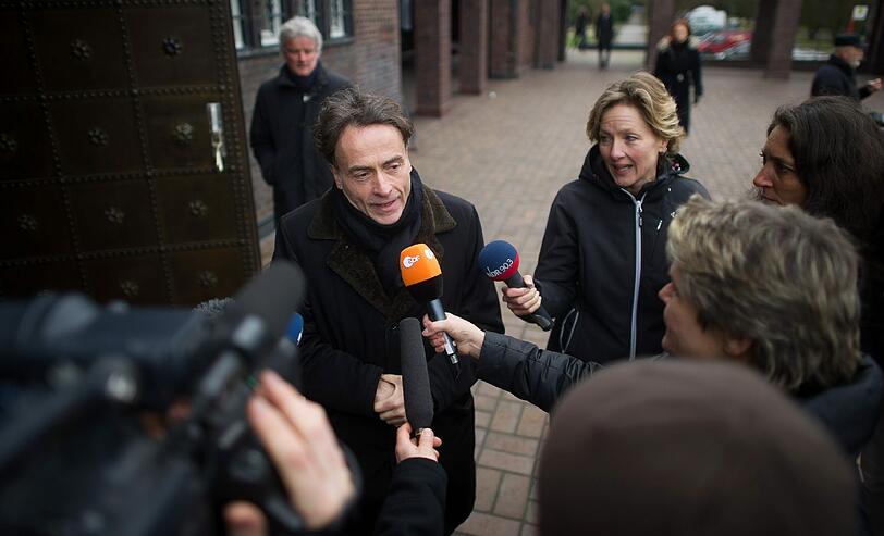 Giovanni di Lorenzo, Chefredakteur "Die Zeit", beantwortet vor der Trauerfeier noch Fragen der Reporter