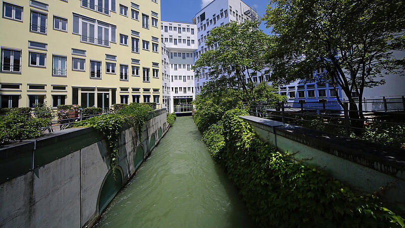 Meist verläuft der Stadtmühlbach unterirdisch. Im Innenhof des Karrees Prinzregenten-/Wagmüller-/Unsöld-/Bruderstraße kann man ihn sehen.