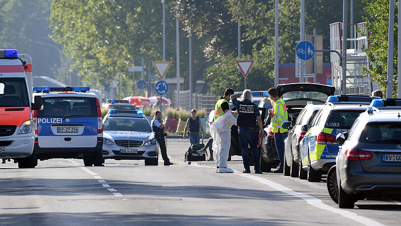 Polizeieinsatz vor dem "Club Grey" in Konstanz. In der Nacht hatte dort ein Täter Schüsse abgegeben.