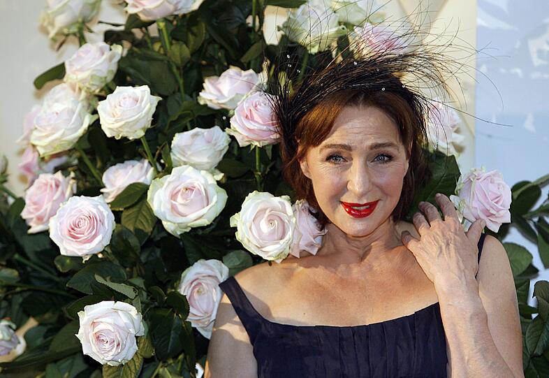 Die Schauspielerin Christine Kaufmann posiert am 24.05.2008 beim Rosenball in Berlin.