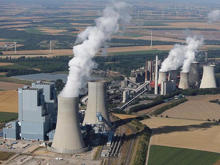 Das RWE-Braunkohlekraftwerk Neurath I und II in Grevenbroich-Neurath.