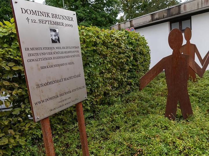 Ein Denkmal für Dominik Brunner steht auf dem Bahnsteig der S-Bahnstation Solln. Foto: Peter Kneffel/Archivbild