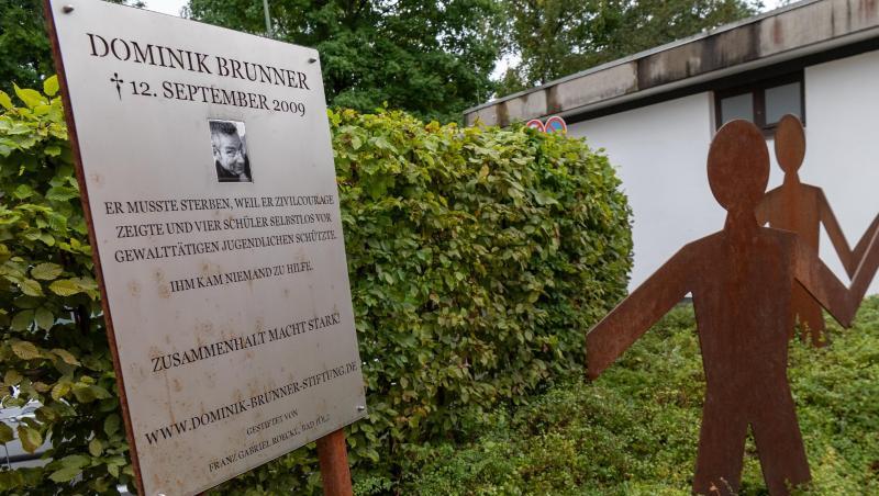 Ein Denkmal für Dominik Brunner steht auf dem Bahnsteig der S-Bahnstation Solln. Foto: Peter Kneffel/Archivbild Ein Denkmal für Dominik Brunner steht auf dem Bahnsteig der S-Bahnstation Solln. Foto: Peter Kneffel/Archivbild