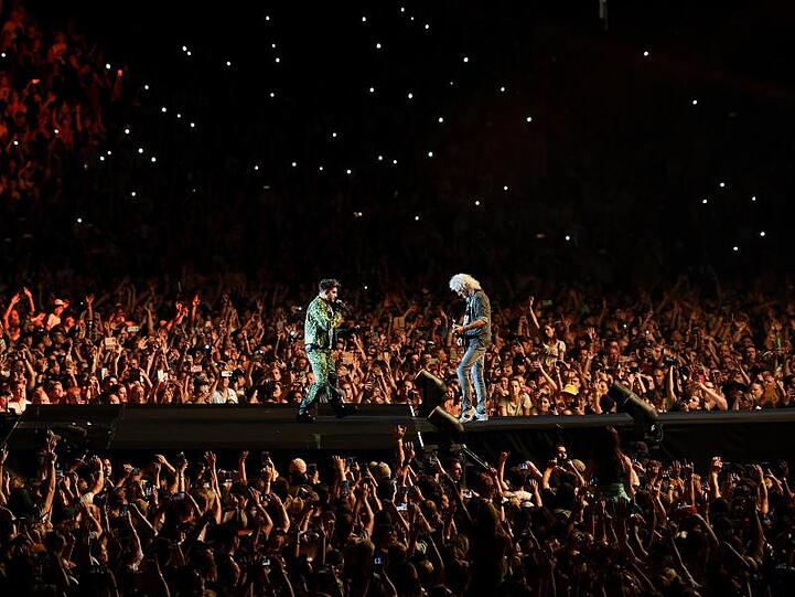 75.000 Zuschauer verfolgen im ANZ Stadium den Auftritt von Queen mit Sänger Adam Lambert.