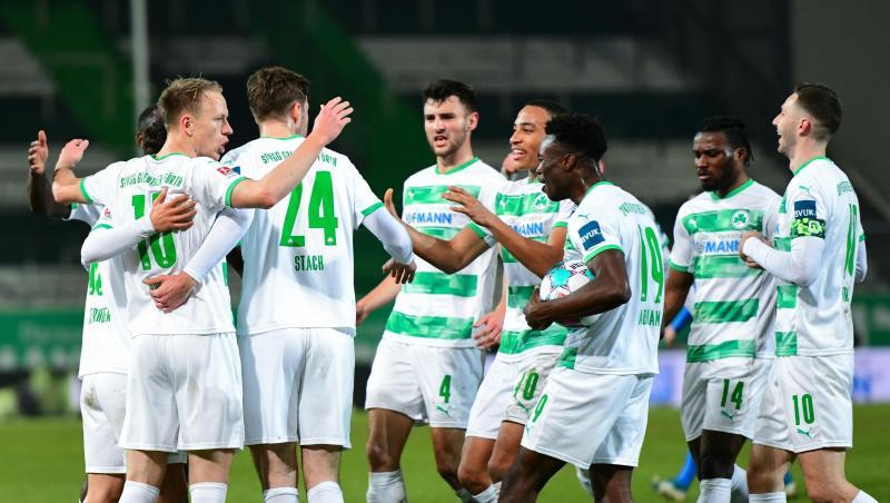 Die Spieler der SpVgg Greuther Fürth jubeln über ein Tor gegen Holstein Kiel. Die Spieler der SpVgg Greuther Fürth jubeln über ein Tor gegen Holstein Kiel.