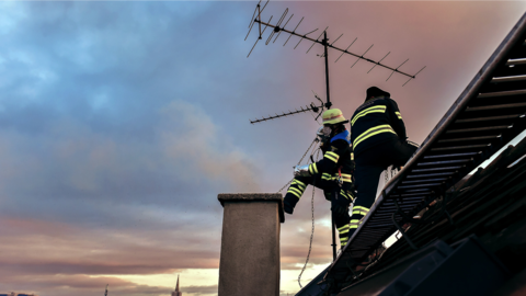 Die Feuerwehr konnte bei dem Kaminbrand aus Sicherheitsgründen kein Wasser einsetzen.