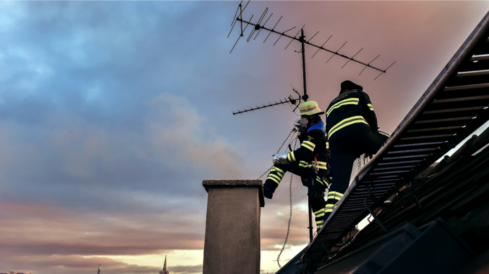 Die Feuerwehr konnte bei dem Kaminbrand aus Sicherheitsgründen kein Wasser einsetzen.